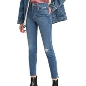 EUC Levi’s wedgie skinny jean distressed denim pants. Size 29. Button closure